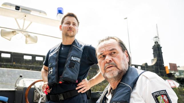 Bild: ARD/Martin Valentin Menke Mark (Timmi Trinks) und Jäger (Markus John) haben eine Wasserleiche geborgen.