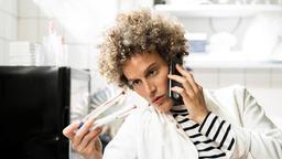 Nadine (Karen Dahmen) informiert Carsten Heinrich telefonisch über Ergebnissen ihrer Blutanalyse.