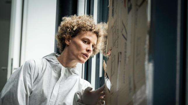 Nadine Jäger (Karen Dahmen) untersucht den Tatort und findet einen Brief.