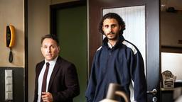 Özgür Yilmaz (Charif Ounis) kommt auf die Wache, da er sich verfolgt fühlt. Carsten Heinrich (Stefko Hanushevsky) begleitet ihn nach Hause.