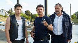 Ruben Rus (Malik Blumenthal), Frank van Dijk (Niklas Osterloh) und Gerhard Jäger (Markus John) beobachten Katjas Fluchtversuch. Doch Frank hat den Benzinhand des Jetskis in der Hand ...