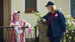 Doreen Pesch (Winnie Böwe) unterhält sich mit einer älteren Dame (Kati Grasse) am Gartenzaun.