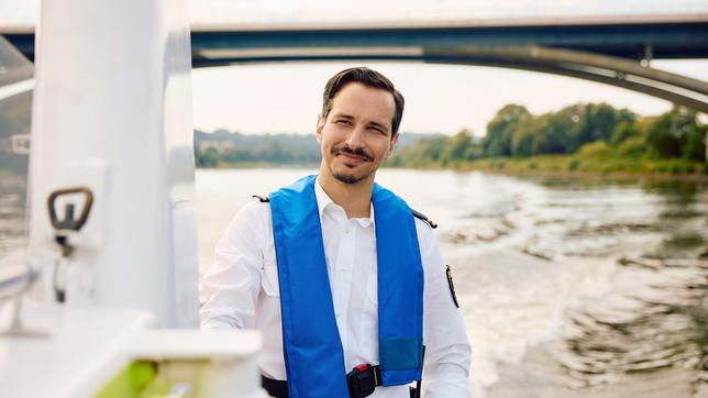 Bild: ARD/Rudolf Wernicke Kommissar Moritz Krätschmer (Ferdi Özten) liebt es auf der "Elbaue" über den Fluss zu fahren.