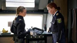 Maike (Carina Wiese) und Jana (Barbara Prakopenka) finden die Modedroge "White Lightning" in Mertens Wohnwagen.