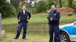 Moritz (Ferdi Özten) und Sami (Adnan Maral) suchen mit Hilfe einer Drohne nach Jana.