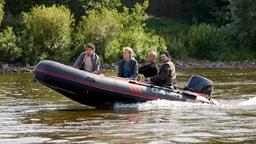 Vaclav (Robin Meisner, r) hat Tonja Hoffmann (Magdalena Kosch) entführt. Sie fahren mit dem Schlauchboot flussabwärts (mit Komparsen).