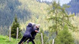 Ein Unbekannter (Komparse, l.) versucht den Bauer Josef Lahner (Franz Buchrieser, r.) in eine Schlucht zu stürzen.