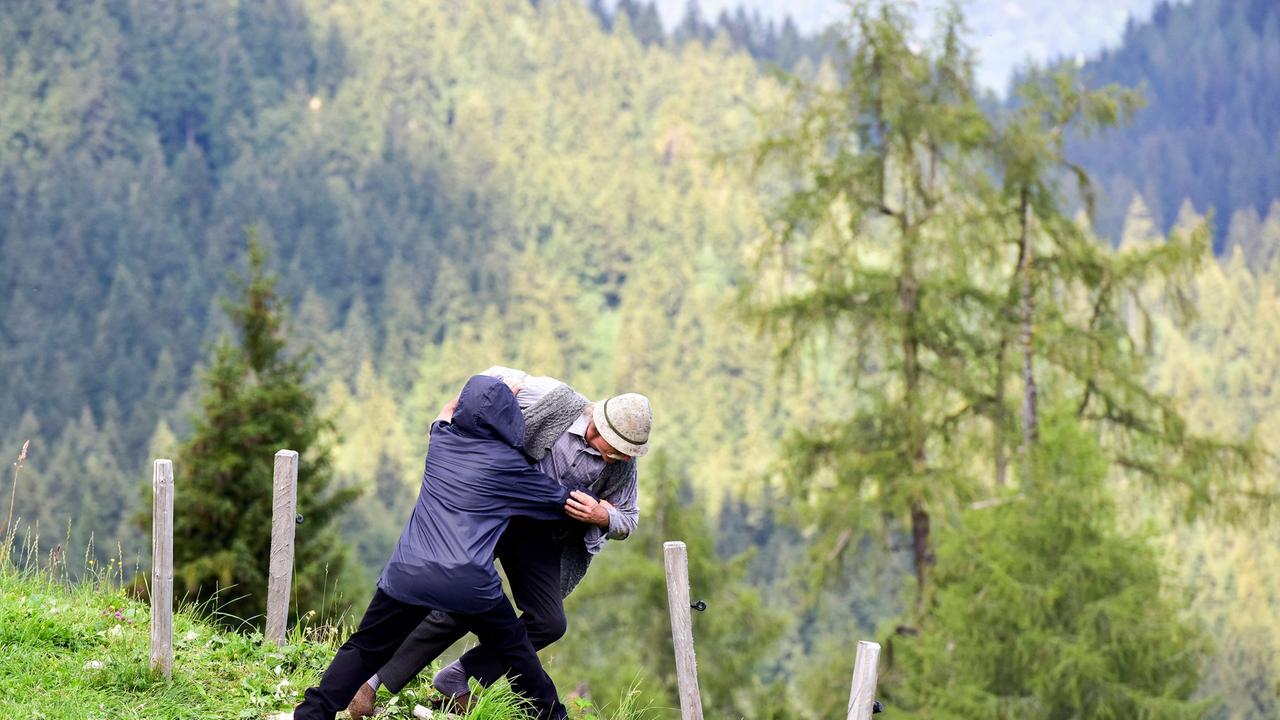 Ein Unbekannter (Komparse, l.) versucht den Bauer Josef Lahner (Franz Buchrieser, r.) in eine Schlucht zu stürzen.