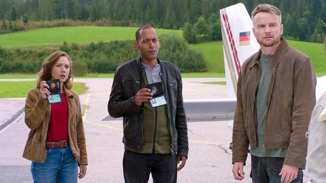 Bild: ARD/Christoph Krauth Am Flugplatz angekommen, überbringen die Kommissare Sophia Strasser (Katharina Goebel) und Jerry Paulsen (Peter Marton) die traurige Nachricht. Unter den Befragten befindet sich Sascha Bick (Louis F. Thiele) der sich einen möglichen Mord nicht vorstellen kann. Er erzählt den Kommissaren mehr über den Verstorbenen.