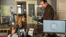 Beissl (Andreas Giebel) befragt seine Tochter Eva (Leonie Brill) auf dem Revier.