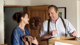 Beissl (Andreas Giebel) soll seine alte Lederjacke und seine Plattensammlung wegwerfen, seine Frau Elisabeth (Barbara Weinzierl) das ungeliebte Ölbild ihrer Eltern.