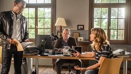 Beissl (Andreas Giebel) und Jerry (Peter Marton) befragen Beissls Tochter Eva (Leonie Brill) auf dem Revier.