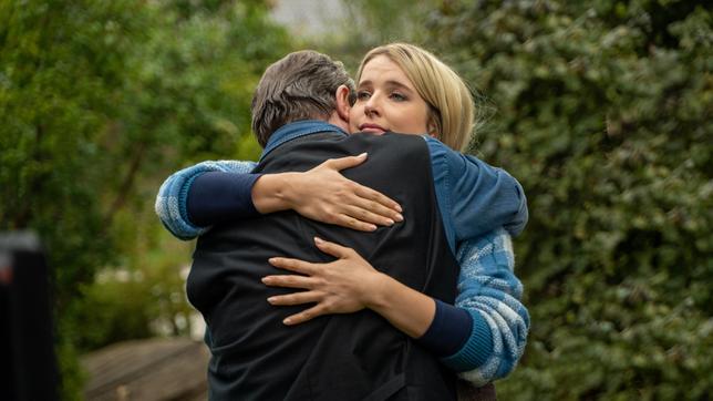 Bild: ARD/Savoy Film Productions Beissl (Andreas Giebel) verabschiedet seine jüngste Tochter Eva (Leonie Brill), die Meeresbiologie in Kiel studieren wird.