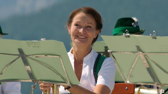 Bild: ARD/Sascha Ersfeld Beissls Ehefrau Elisabeth (Barbara Weinzierl) spielt nach dreißig Jahren Abstinenz wieder in der Trachtenkapelle Trompete.