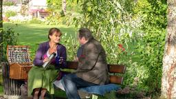 Benedikt Beissl (Andreas Giebel) trifft sich mit seiner Frau Elisabeth (Barbara Weinzierl) in der Mittagspause auf einen Kaffee im Park.