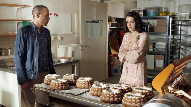 Cecilia Wittmann (Mona Vojacek Koper) beteuert vor Jerry Paulsen (Peter Marton), dass sie den Kuchen extra ohne Nuss zubereitet hat, da sie von Theresas starker Allergie wusste.