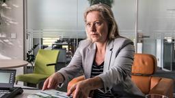 Christa Gruber (Anja Klawun), die Schwester der ermordeten Barbara Gruber, nimmt die Geldbündel vom Schreibtisch von Volkjer Haas.