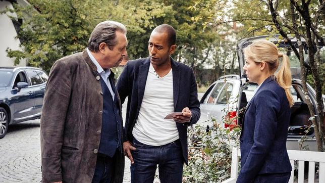 Bild: ARD/Hendrik Heiden Die Kommissare Benedikt Beissl (Andreas Giebel) und Jerry Paulsen (Peter Marton) befragen Jana Kupka (Anna Ewelina), eine Angestellte des Hotels.