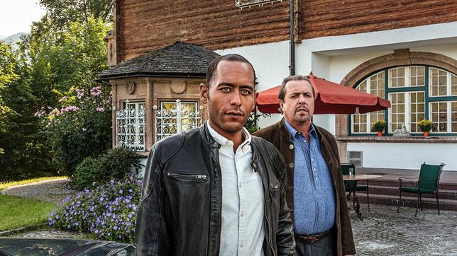 Bild: ARD/Raymond Roemke Die Kommissare Benedikt Beissl (Andreas Giebel) und Jerry Paulsen (Peter Marton) ermitteln im Fall des ermordeten Großwildjägers Dr. Björn Heckerl.