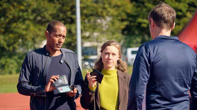 Bild: ARD/Savoy Film Productions Die Kommissare Jerry Paulsen (Peter Marton) und Sophia Strasser (Katharina Goebel) stellen sich dem Trainer Christoph Schaub (Guido Broscheit) vor.