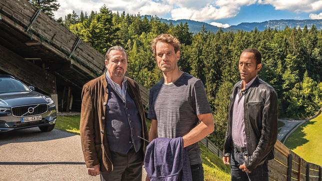 Bild: ARD/Raymond Roemke Die Kommissare müssen klären, was für ein Verhältnis der Trainer zur Ermordeten hatte. V.l.n.r. Benedikt Beissl (Andreas Giebel), Tobias Koller (Jochen Paletschek), Jerry Paulsen (Peter Marton)