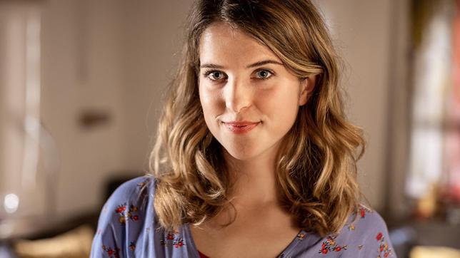 Bild: ARD/Raymond Roemke Eva (Leonie Brill) beim Gespräch mit ihrem Vater.