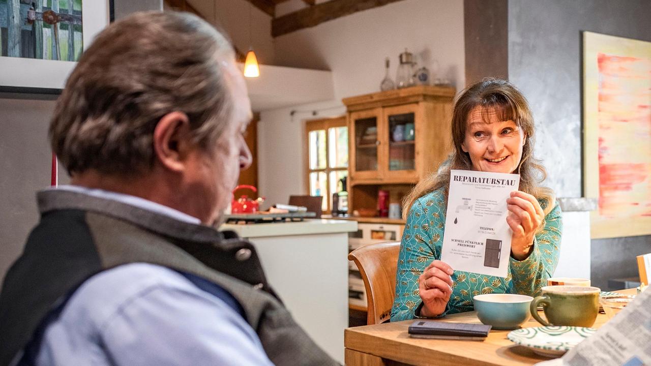 Frühstück im Hause Beissl: Elisabeth (Barbara Weinzierl) beschwert sich über den Reparaturstau. Beissl (Andreas Giebel) will nur in Ruhe seine Zeitung lesen.