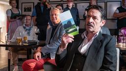 Große Versammlung beim Berchtesgadener Golfplatz: Der Clubpräsident Julius Greiner (Max Tidorf, im VG. mit Komparsen im HG.) ist gegen einen Ausbau.