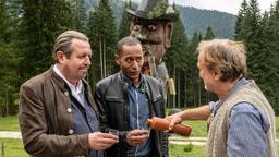 Hüttenbrenner Loisl Bartels (Martin Walch) schenkt Benedikt Beissl (Andreas Giebel) und Jerry Paulsen (Peter Marton) einen Gamswurz ein.