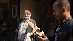 Jerry (Peter Marton) befragt den Holzschnitzer Loisl Roiderer (Sigi Zimmerschied).