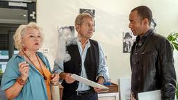Jerry (Peter Marton) befragt Gerti Vogt (Veronika von Quast) und Fritz Sturm (Michael Schwarzmaier), die Freunde der Ermordeten.