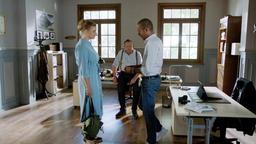 Jerry (Peter Marton) macht Johanna (Ines Lutz) spontan einen Heiratantrag, vor den Augen ihres Vater  (Andreas Giebel).