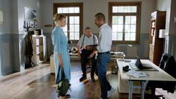Jerry (Peter Marton) macht Johanna (Ines Lutz) spontan einen Heiratantrag, vor den Augen ihres Vater  (Andreas Giebel).