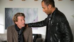 Jerry Paulsen (Peter Marton) spricht dem Mann der entführten Maklerin, Klaus Leibold (Michael von der Au), Mut zu.