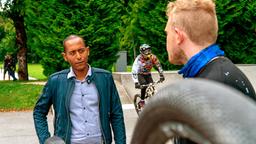 Jerry Paulsen (Peter Marton) stellt Franz Grünberger (Johannes Berzel) im Bikepark zur Rede. Franz streitet die Vorwürfe ab (mit Komparse).