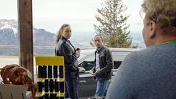 Jerry Paulsen (Peter Marton) und Sophia Strasser (Katharina Leonore Goebel) hoffen auf neue Hinweise durch die Befragung der Verkäuferin (Angelika Sedlmeier).