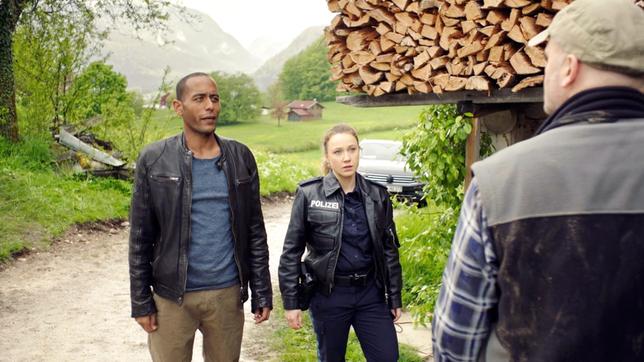 Bild: ARD/Lucky Bird Pictures/Savoy Film Productions Jerry Pauslen (Peter Marton, l. ) und Sophia Strassner (Katharina Leonore Goebel) befragen den Verdächtigen Josef Holler (Rainer Haustein).