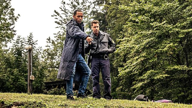 Jerry (Peter marton) und Max (Nepo Fitz) suchen das Handy der Ermordeten.
