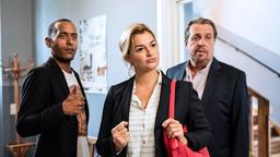 Johanna Beissl (Ines Lutz) besucht ihren Vater Benedikt Beissl (Andreas Giebel) und ihren Freund Jerry Paulsen (Peter Marton) in der Polizeistation.