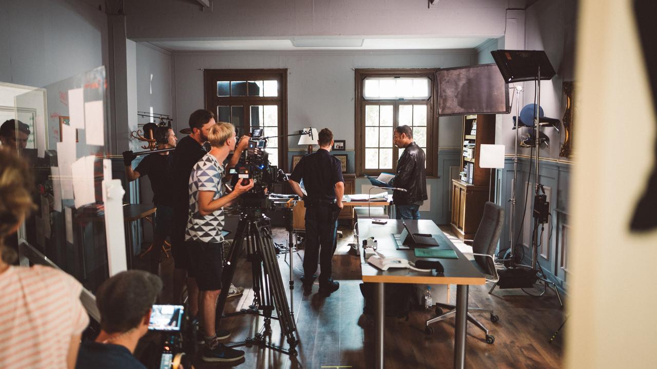 Drehtag im Büro von Jerry (Peter Marton) und Benedikt Beissl (Andreas Giebel). Crew & Cast konzentriert bei der Arbeit. 