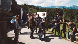 Vor der wunderschönen Bergkulisse wartet die Filmcrew darauf, dass es weiter geht. 