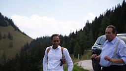 Jerry Paulsen (Peter Marton) und Benedikt Beissl (Andreas Giebel) auf der Kühroint Alm (Eckeralm) im Gespräch