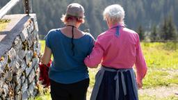 Alte Wirtin Paula (Luise Deschauer) mit Kostümbildassistentin Anne-Katrin Schwerdtfeger