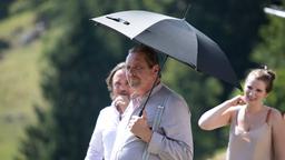 Benedikt Beissl (Andreas Giebel) gönnt sich eine kleine Auszeit von der brennenden Sonne 