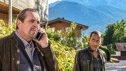 Max (nicht im Bild) erstattet Beissl (Andreas Giebel) am Telefon Bericht über seinen Spezialauftrag. Jerry Paulsen (Peter Marton) hört mit.