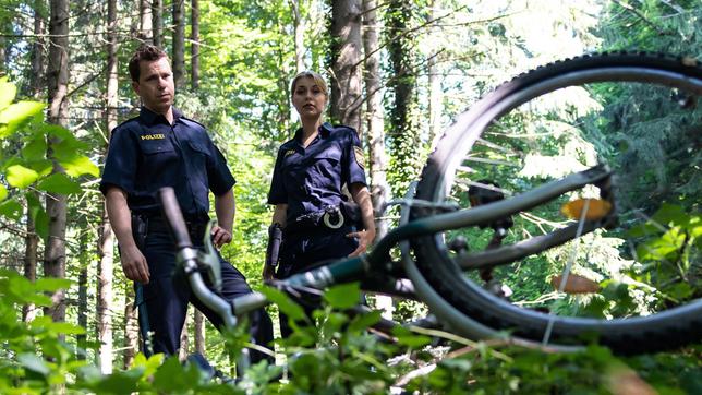 Bild: ARD/Lucky Bird Pictures/Thomas Neumeier Max (Nepo Fitz) und Caro (Sarah Thonig) entdecken Doris Fahrrad, mit dem sie gestürzt sein muss.