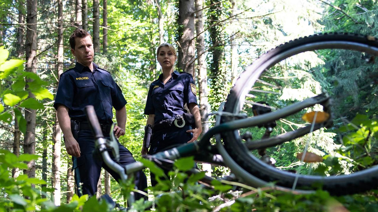 Max (Nepo Fitz) und Caro (Sarah Thonig) entdecken Doris Fahrrad, mit dem sie gestürzt sein muss.