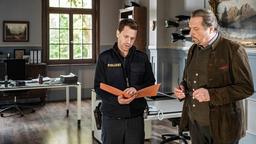 Max (Nepo Fitz) zeigt Beissl (Andreas Giebel) die E-Mail-Korrespondenz der Entführten.
