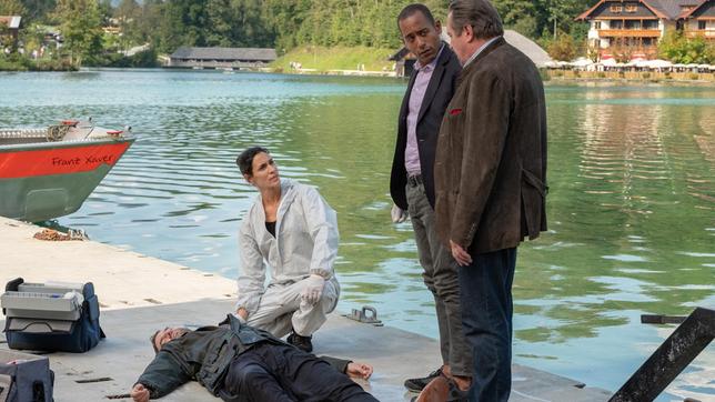 Bild: ARD/Raymond Roemke Michael Kroh (Sebastian Feicht), Berufsfischer am Königssee, liegt erschlagen am Ufer. Sonja Bitterling (Genoveva Mayer), Jerry Paulsen (Peter Marton) und Benedikt Beissl (Andreas Giebel) bei der Beweisaufnahme.