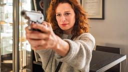 Pia Brendel macht der Geliebten ihres Mannes Franziska Schachtner (Lilian Naumann, im Bild) eine eindeutige Ansage: "Der Toni hat dich nur ausgenutzt". Da zielt Franziska plötzlich mit dem Revolver auf Pia.